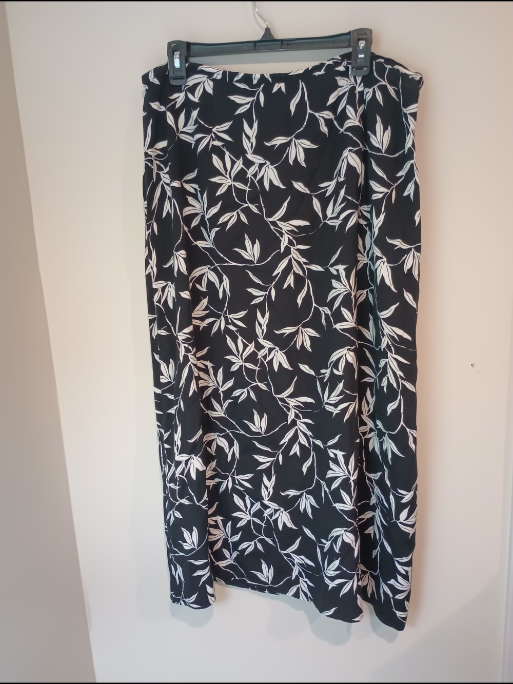 Jaclyn Smith Black Maxi Skirt with White Leaf Motif Rayon Boho